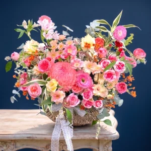 Giỏ hoa sinh nhật tặng bạn bè với tone hồng pastel, kết hợp hoa mẫu đơn, thược dược, hồng phấn, đồng tiền và cát tường – món quà sinh nhật đầy cảm xúc.