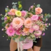 Bó hoa sinh nhật tặng bạn gái với hoa hồng pastel, cúc mẫu đơn hồng, cẩm chướng và lá bạc hà, phối màu ngọt ngào và nữ tính.