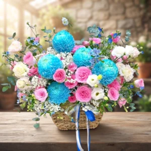 Giỏ hoa sinh nhật phong cách tinh tế với tone xanh dương – hồng pastel, nổi bật với hoa mẫu đơn xanh, hồng phấn và cẩm chướng trắng.
