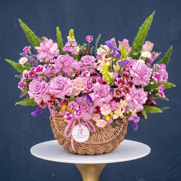 Giỏ hoa sinh nhật pastel gồm hồng phấn, cúc mẫu đơn, cẩm chướng, thạch thảo tím