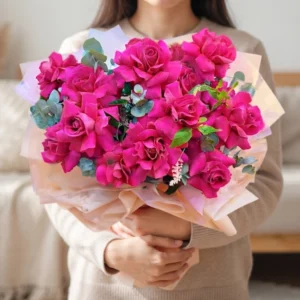 Bó hoa hồng tặng sinh nhật người yêu dáng tròn bọc giấy lụa phối lá phụ xanh bạc tinh tế.