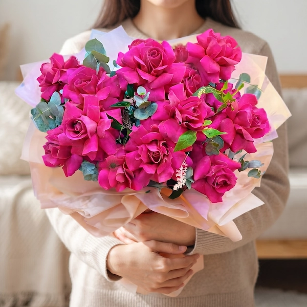 Bó hoa hồng tặng sinh nhật người yêu dáng tròn bọc giấy lụa phối lá phụ xanh bạc tinh tế.