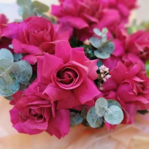 Mẫu hoa hồng tặng sinh nhật người yêu thiết kế hiện đại tone màu hồng cánh sen rực rỡ bọc giấy gói cao cấp.