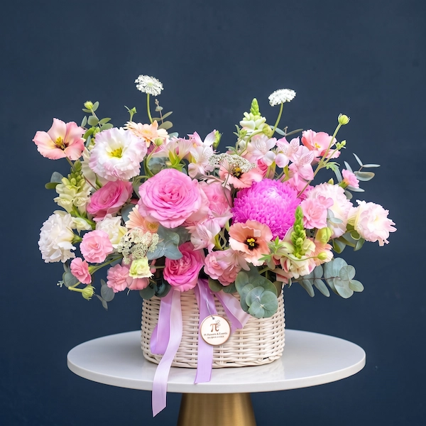 Giỏ hoa sinh nhật tặng vợ với tông hồng pastel nhẹ nhàng, kết hợp hoa hồng, cát tường, mẫu đơn và thược dược.