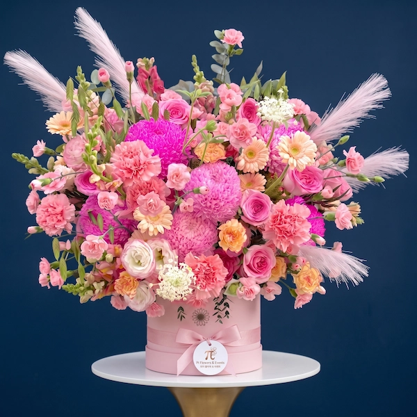 Giỏ hoa tươi tone màu hồng pastel sang trọng làm quà tặng sinh nhật ý nghĩa.