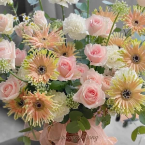 Bạn đang tìm hoa tặng sinh nhật phong cách tinh tế? Hoa Gửi Yêu Thương mang đến những giỏ hoa tươi thiết kế sang trọng, giúp bạn gửi trọn yêu thương chân thành.