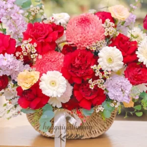 Lẵng hoa sang trọng tặng sếp với hoa hồng đỏ, đồng tiền trắng và phi yến tím nổi bật