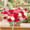 Hình ảnh cận cảnh lẵng hoa sang trọng tặng sếp đầy sắc màu, món quà ý nghĩa tạo dựng mối quan hệ tốt đẹp.