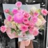 Bó hoa tone hồng pastel được chuẩn bị bởi shop hoa gần tôi nhất – Hoa Gửi Yêu Thương, giao tận nơi.
