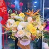 Giỏ hoa tươi phối vàng trắng sang trọng, thích hợp cho shop hoa tươi có freeship
