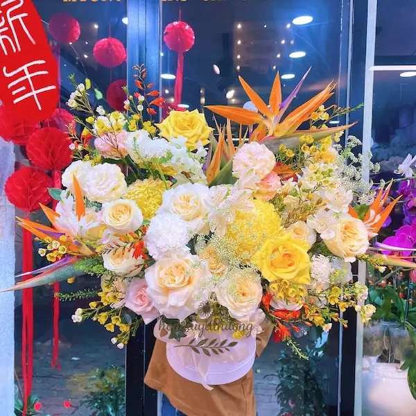 Giỏ hoa tươi phối vàng trắng sang trọng, thích hợp cho shop hoa tươi có freeship