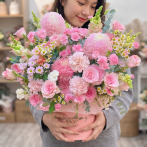Khách hàng hài lòng khi nhận được giỏ hoa tươi thắm từ dịch vụ đặt hoa nhanh gần tôi chuyên nghiệp.
