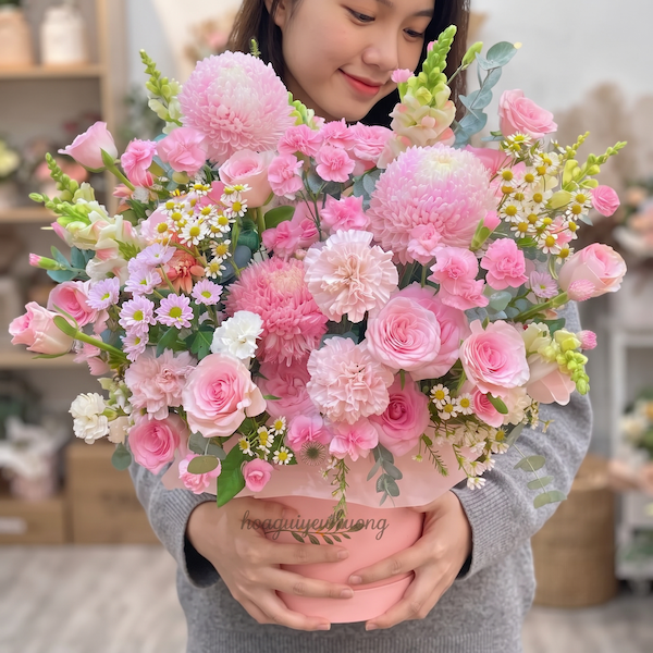 Khách hàng hài lòng khi nhận được giỏ hoa tươi thắm từ dịch vụ đặt hoa nhanh gần tôi chuyên nghiệp.