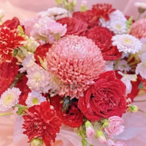 Nhân viên giao bó hoa tươi rực rỡ đến văn phòng tại khu công nghiệp, dịch vụ điện hoa hỏa tốc cho doanh nghiệp.