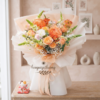 Bó hoa tươi handmade tone cam vàng nổi bật, được thiết kế tại shop hoa tươi handmade Hoa Gửi Yêu Thương – lựa chọn tinh tế cho mọi dịp tặng hoa.