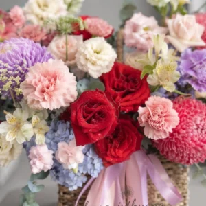 Giỏ hoa thiết kế nghệ thuật làm quà tặng hoa sinh nhật tặng người yêu, phong cách sang trọng và lãng mạn.