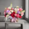 Giỏ hoa sinh nhật tặng người yêu với sắc đỏ, hồng, tím nổi bật, biểu tượng cho tình yêu nồng nàn và lãng mạn.