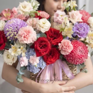Hình ảnh giỏ hoa tươi thắm dùng làm hoa sinh nhật tặng người yêu, biểu tượng của tình yêu vĩnh cửu.