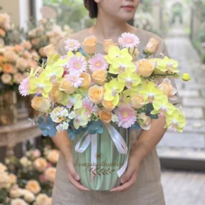 Thiết kế giỏ hoa chuyên nghiệp sử dụng hoa tươi chất lượng gần đây trong không gian sang trọng.