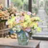 Bình hoa tươi màu vàng rực rỡ, được cắm tỉ mỉ tại shop hoa tươi chất lượng gần đây