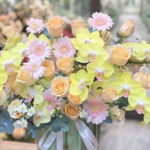 Giỏ hoa tươi chất lượng gần đây với thiết kế sang trọng, màu sắc pastel nhẹ nhàng đặt trong không gian nghệ thuật.