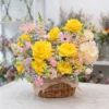 Giỏ hoa màu vàng pastel được thiết kế tại shop hoa tươi phục vụ ngày lễ.