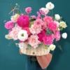 Giỏ hoa tươi rực rỡ với hoa mẫu đơn, hồng pastel, đồng tiền và cát tường, gợi ý lý tưởng cho ai muốn mua hoa tươi gần đây.