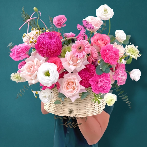 Giỏ hoa tươi rực rỡ với hoa mẫu đơn, hồng pastel, đồng tiền và cát tường, gợi ý lý tưởng cho ai muốn mua hoa tươi gần đây.