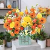 Giỏ hoa cam vàng lớn được cầm bởi người giao hàng từ shop hoa gần nhà.