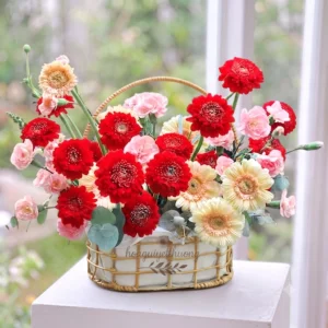 Shop hoa sinh nhật – Giỏ hoa tươi gồm cúc mẫu đơn, đồng tiền, và hồng pastel rực rỡ.