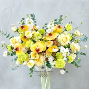 Giỏ hoa tươi vàng rực rỡ – Món quà tinh tế từ shop hoa tươi cho bạn gái