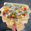 Bó hoa chúc mừng tươi sáng với hoa hướng dương, cúc mẫu đơn, rực rỡ sắc màu từ shop hoa tươi chúc mừng.