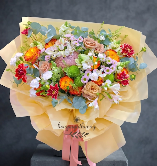 Bó hoa chúc mừng tươi sáng với hoa hướng dương, cúc mẫu đơn, rực rỡ sắc màu từ shop hoa tươi chúc mừng.