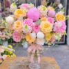 Bình hoa tươi nghệ thuật với tông màu pastel ngọt ngào, thiết kế sang trọng phù hợp làm quà tặng sinh nhật hoặc trang trí không gian, được cung cấp bởi shop hoa tươi gần chợ uy tín.