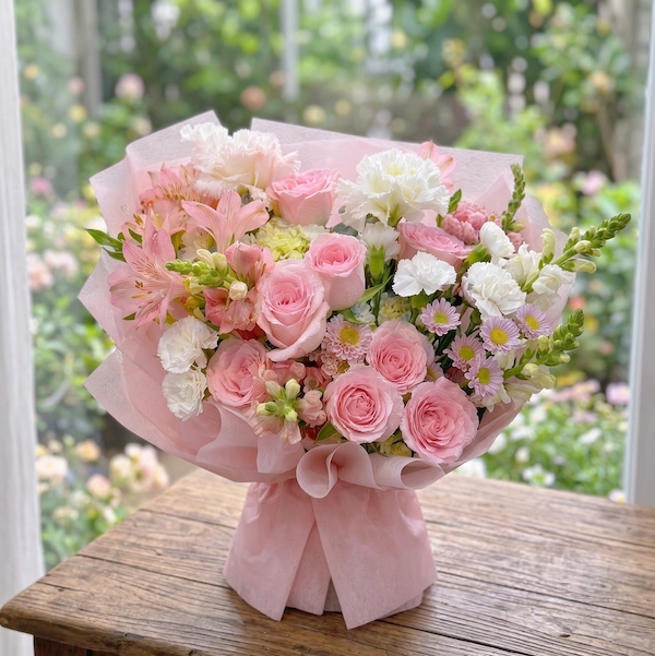 Shop hoa tươi gần công ty – Giỏ hoa hồng pastel sang trọng từ Hoa Gửi Yêu Thương