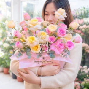Giỏ hoa hồng sang trọng tại cửa hàng hoa tươi gần trung tâm thương mại.