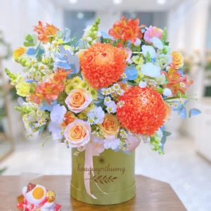 Giỏ hoa tươi màu cam và trắng rực rỡ được chuẩn bị để giao hàng nội thành từ shop hoa tươi chuyên nghiệp