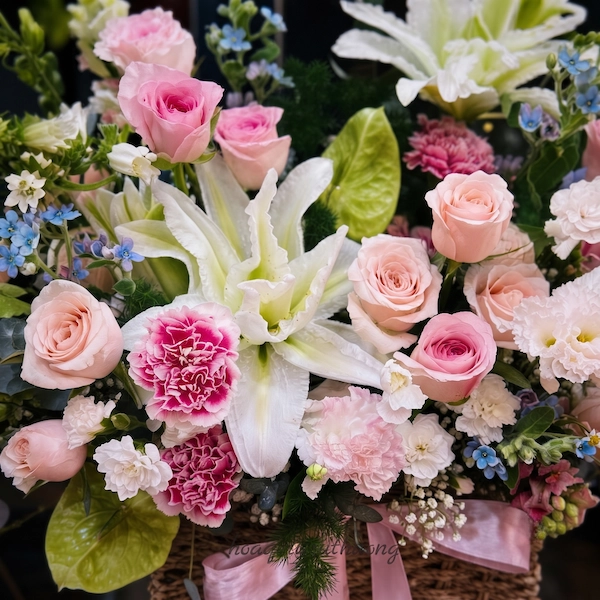 Người phụ nữ hạnh phúc ôm giỏ hoa tươi, shop hoa tươi giao trong 2h nhanh chóng.