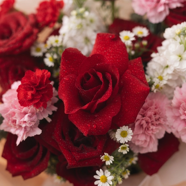 Bó hoa tươi handmade rực rỡ được thiết kế tỉ mỉ, món quà ý nghĩa từ shop hoa tươi handmade gần đây.