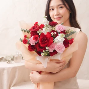 Cô gái hạnh phúc ôm bó hoa tươi được bó thủ công từ shop hoa tươi handmade gần đây.