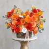 ✅ Văn bản thay thế (Alt text): Người cầm giỏ hoa rực rỡ trước nền trắng – sản phẩm nổi bật từ tiệm bán hoa gần đây.