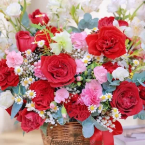 Giỏ hoa tươi rực rỡ với hoa hồng đỏ và hoa cúc, dịch vụ từ tiệm hoa gần đây có giao hàng tận nơi.
