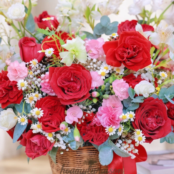 Giỏ hoa tươi rực rỡ với hoa hồng đỏ và hoa cúc, dịch vụ từ tiệm hoa gần đây có giao hàng tận nơi.