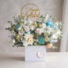 Mẫu giỏ hoa sinh nhật cá tính thiết kế hiện đại với tông màu pastel và xanh dương nổi bật.