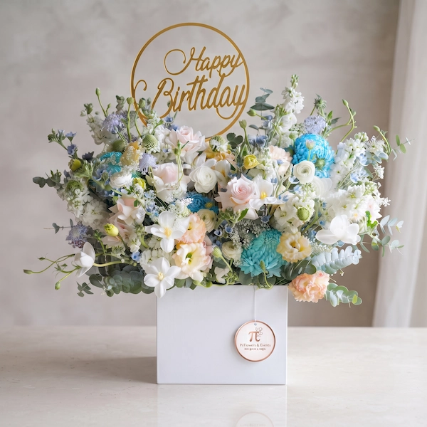Mẫu giỏ hoa sinh nhật cá tính thiết kế hiện đại với tông màu pastel và xanh dương nổi bật.