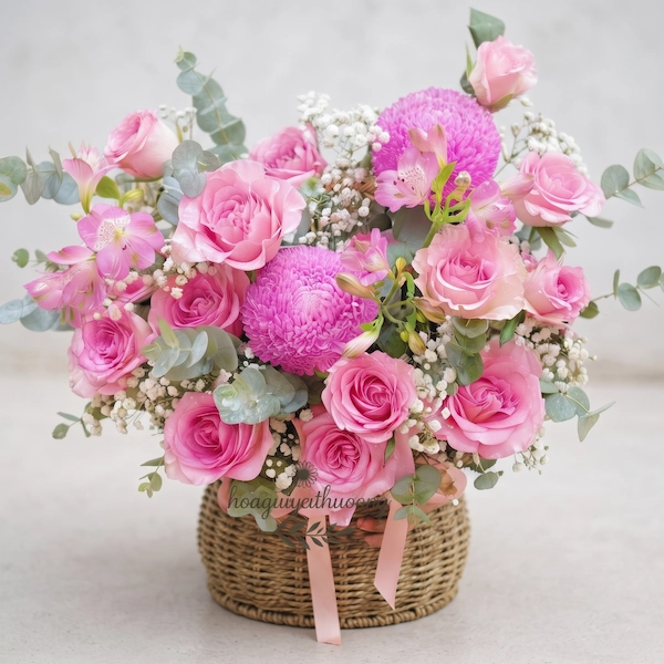 Giỏ hoa sinh nhật cho người có tính cách nhẹ nhàng tông hồng ombre kết hợp cúc ping pong tại Pi Flowers & Events