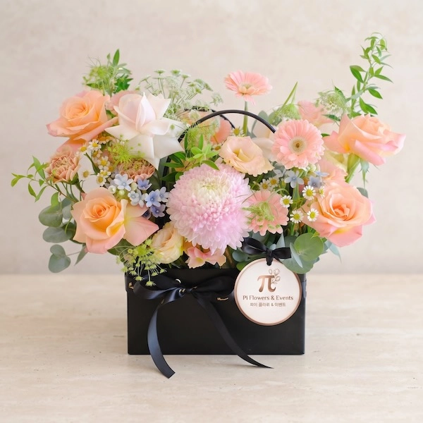 giỏ hoa tươi tặng sinh nhật hộp đen sang trọng độc quyền tại Pi Flowers & Events.