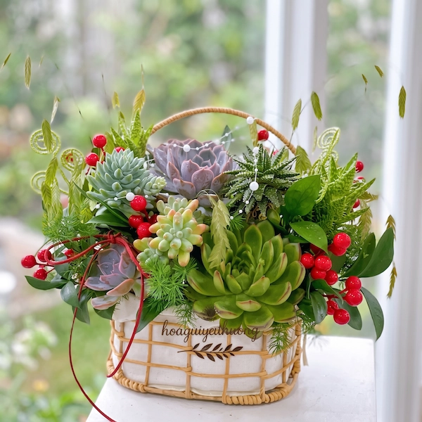giỏ hoa tươi tặng sinh nhật sen đá kết hợp cây mọng nước bền vững tại Pi Flowers & Events.