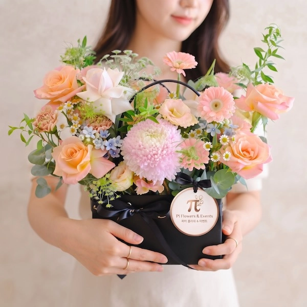 Đội ngũ shop hoa tươi quận 10 chuẩn bị quà tặng hoa tươi cho khách hàng.
