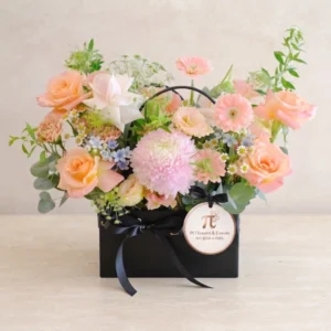 Giỏ hoa Dịu Dàng Sớm Mai được thực hiện bởi shop hoa tươi quận 10.